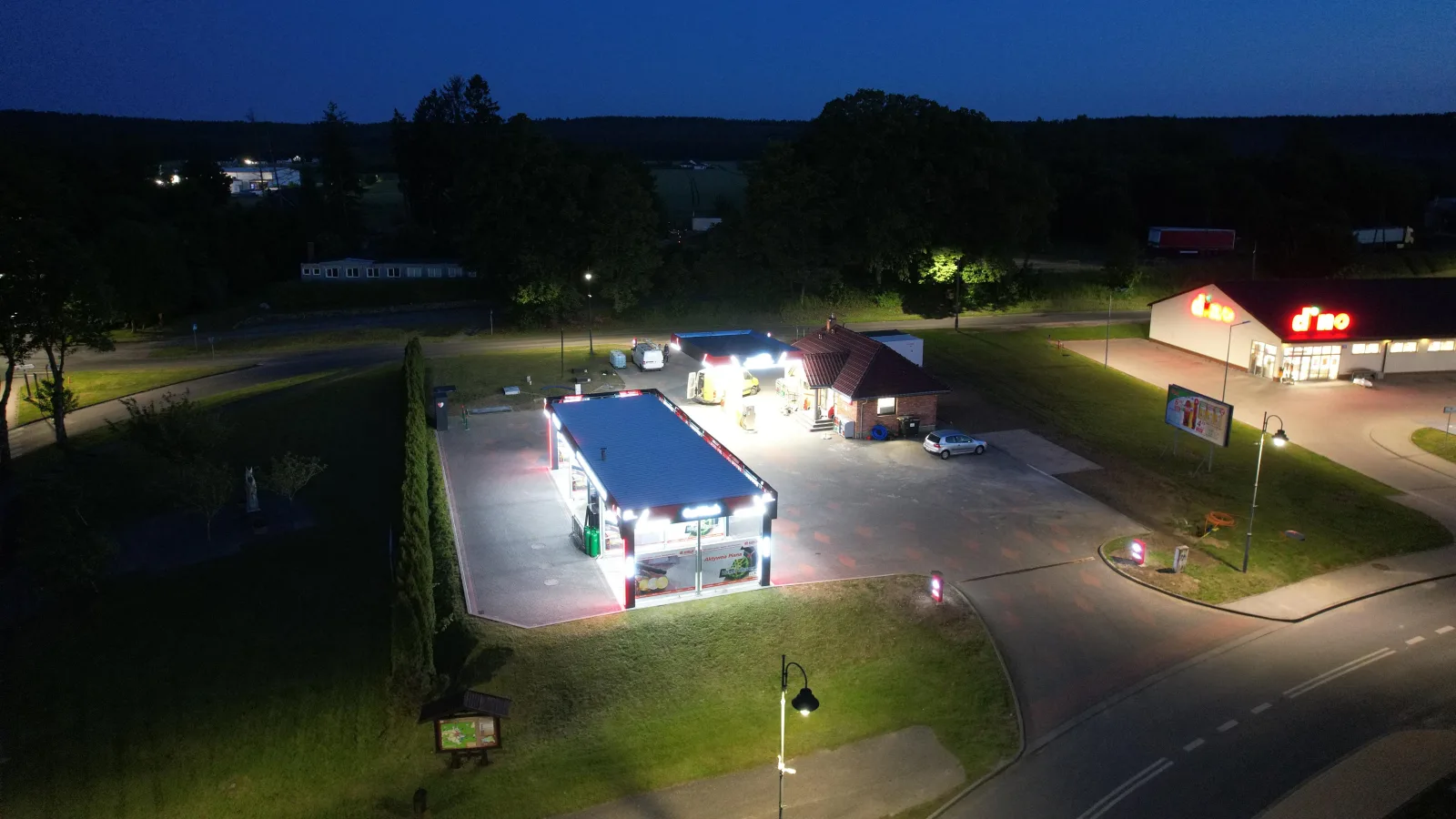 Stacja Paliw PolTran w Polanowie nocą – sklep i dystrybutory 24h
